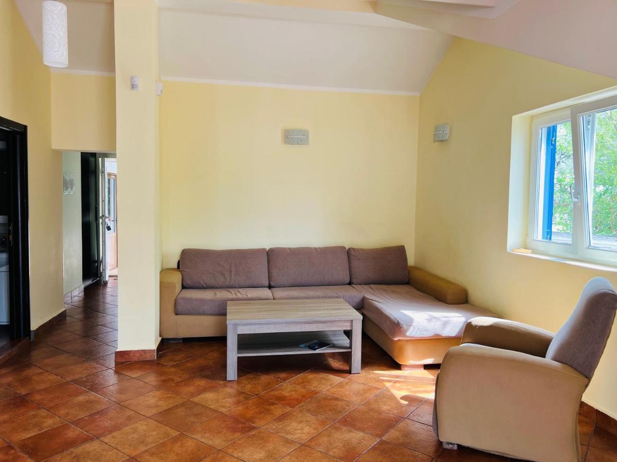 Rafailovici Holiday Apartments Bagian luar foto