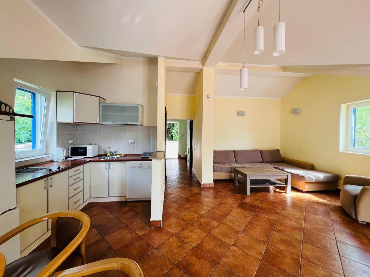 Rafailovici Holiday Apartments Bagian luar foto